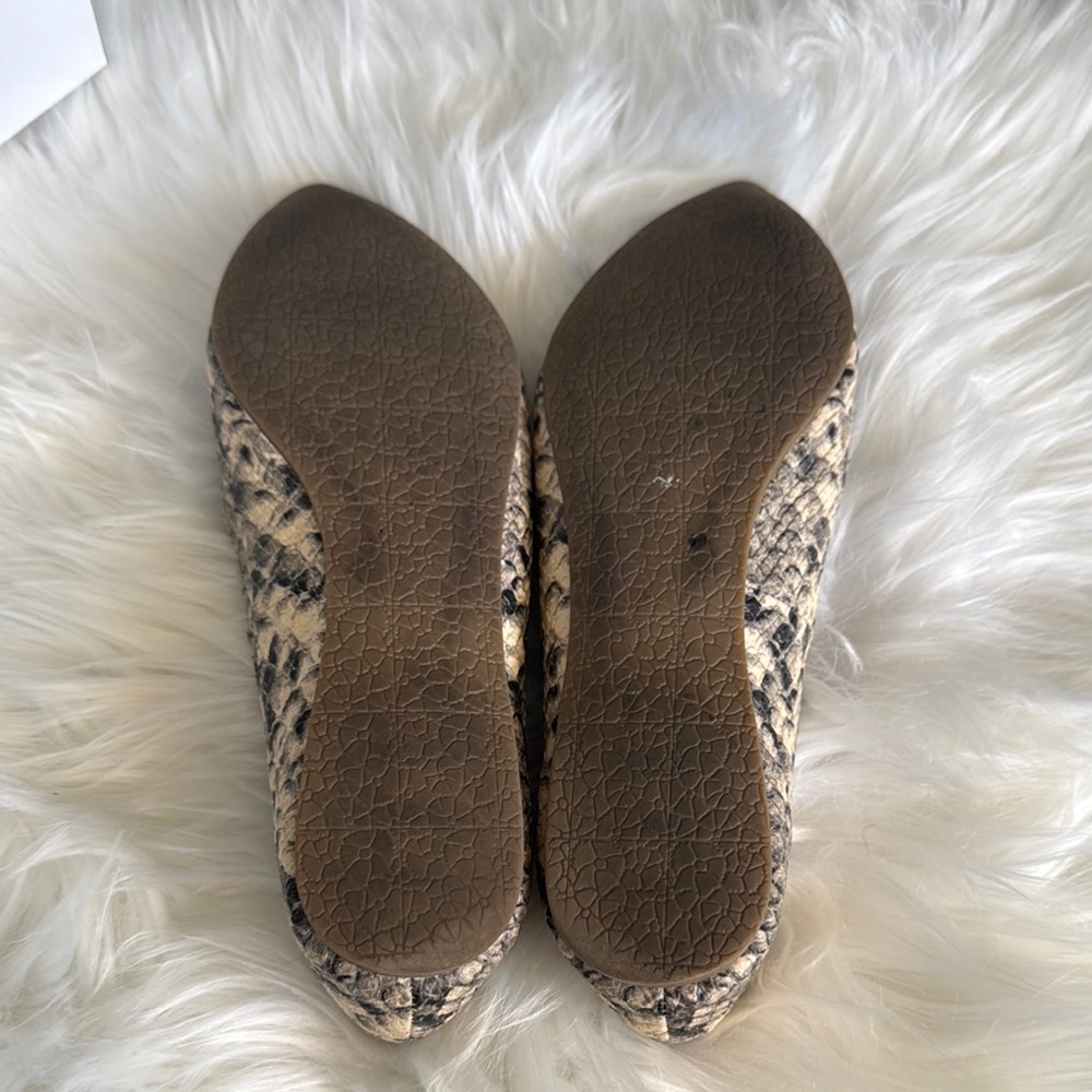 Steve Madden Black and Cream Snakeskin Flats - Picture 6 of 7